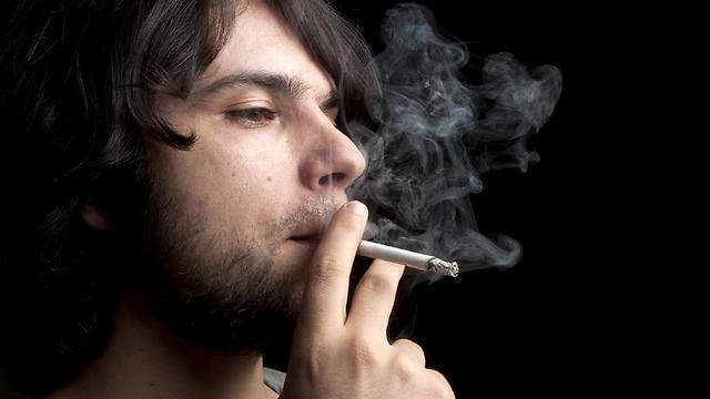 כשם שהתמכרות לעישון הפכה מקובלת בגילאים צעירים, כך גם התמכרות לפורנו (shutterstock) (shutterstock)