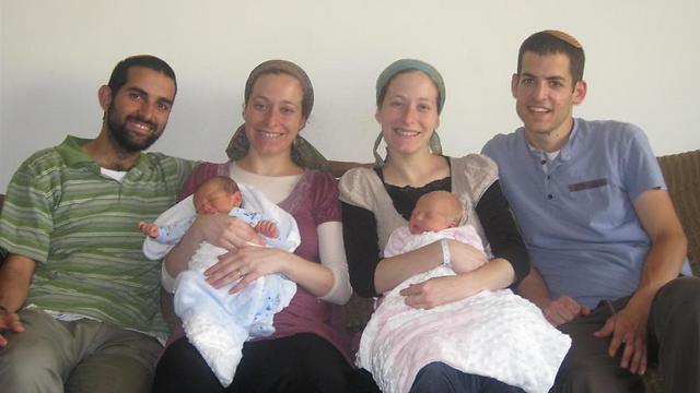 התאומות עדי (מימין) ולאה עם בני זוגן והתינוקות הטריים ()