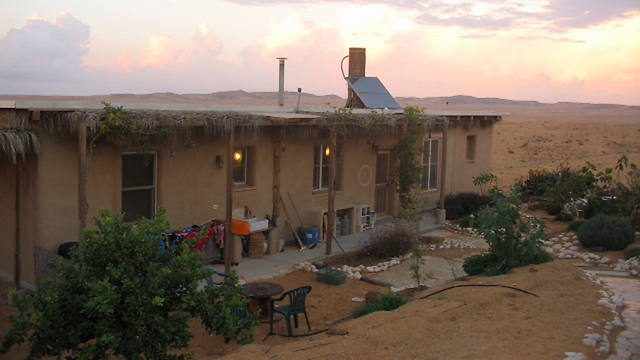 הבית האקולוגי בבאר מילכה. "בית נושם" (צילום: משפחת גורני, רמת הנגב) (צילום: משפחת גורני, רמת הנגב)