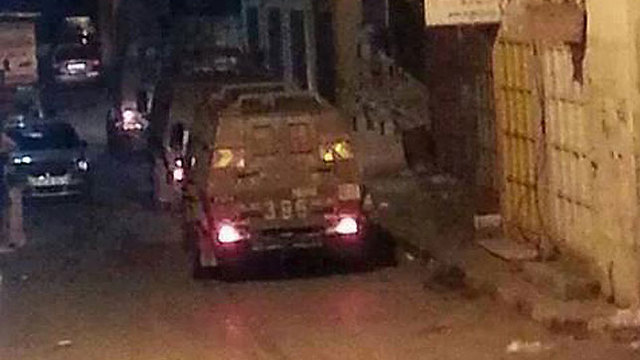 צילום ממבצע המעצר לפנות בוקר שהעלו פלסטינים לפייסבוק ()