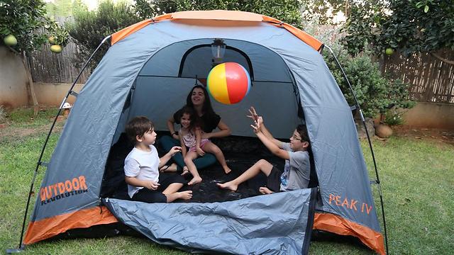 מרגישים שזהו אוהל איכותי. אוהל אאוטדור פיק (צילום: שאול גולן) (צילום: שאול גולן)