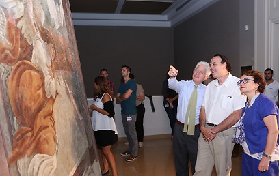 רגע ההתגלות. מנכ"ל מוזיאון ישראל עם הנציגים מאיטליה (צילום: עודד אנטמן) (צילום: עודד אנטמן)