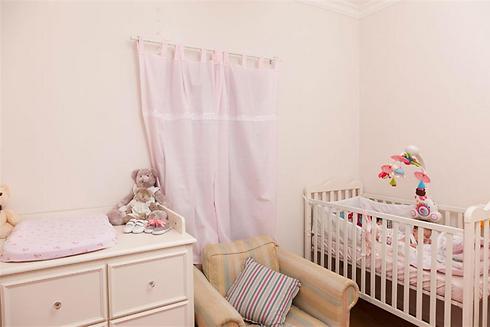 חדר התינוקת - צבוע הצבעים רכים (צילום: מאיה חבקין) (צילום: מאיה חבקין)