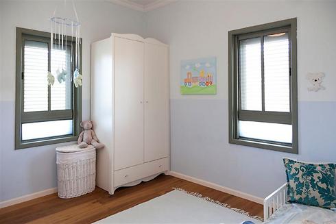 חדר הילד - צבוע גם הוא בצבעים רכים (צילום: מאיה חבקין) (צילום: מאיה חבקין)
