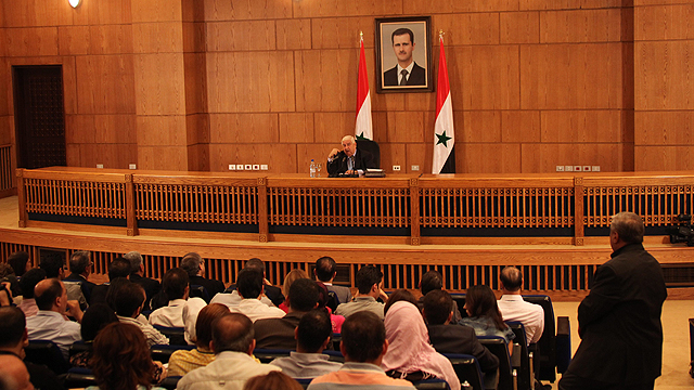 תקף את קרי על האשמת סוריה בירי בגז. אל-מועלם במסיבת עיתונאים בדמשק (צילום: EPA) (צילום: EPA)