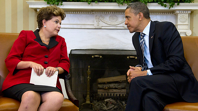 הנשיאה דילמה רוסף עם אובמה. זה עלול לעלות לה בכיסא (צילום: AP) (צילום: AP)