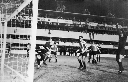 גמר הגביע הביניבשתי בין מנצ'סטר יונייטד לאסטודיאנטס ב-1968 שנערך בבומבונרה (צילום: גטי אימג'ס) (צילום: גטי אימג'ס)