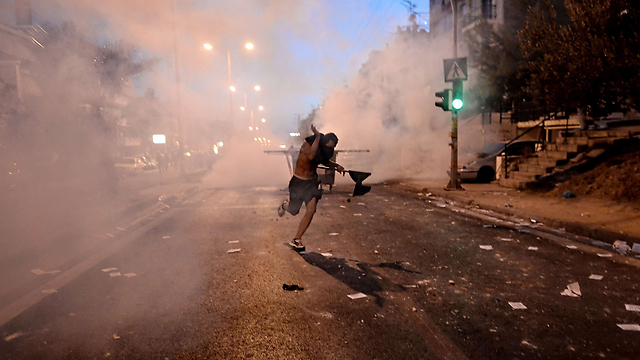 מהומות באתונה, אתמול. "המדינה לא תסבול זאת" (צילום: AFP) (צילום: AFP)