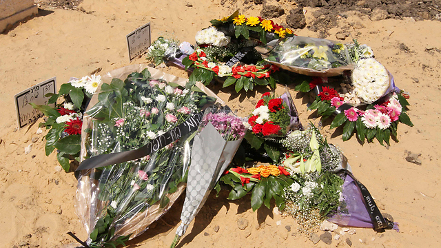 SEPTEMBER 20: Two tiny graves mark the final resting place of 5-year-old Yahav Gur and his four-year-old sister Eden, thrown off the roof of an 11-story Tel Aviv building by their father (Photo: Ido Erez) (Photo: Ido Erez)