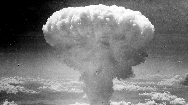 פטריית העשן בעקבות הפצצת הירושימה ב-1945. לנשק החדש בערך שליש מהעוצמה של אותה פצצה ()