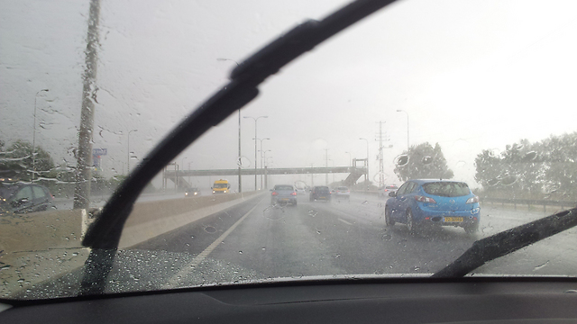 גשם בכביש החוף ליד וינגייט  (צילום: איתן רוטברט) (צילום: איתן רוטברט)