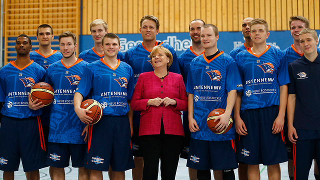 אהובת הקהל בגרמניה. מרקל וקבוצת הכדורסל אלבה ברלין (צילום: רויטרס) (צילום: רויטרס)