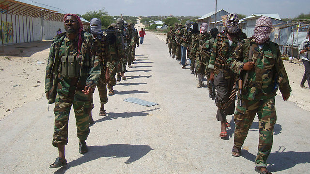 פעילי א-שבאב בסומליה (צילום: AP) (צילום: AP)