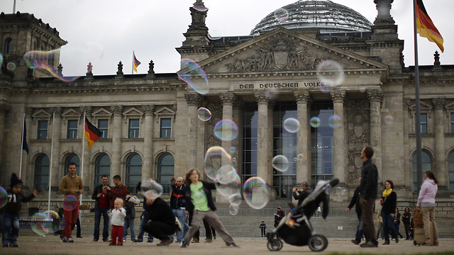 בניין הרייכסטאג בברלין. השכונות מסביב למרכז הפכו טרנדיות (צילום: AFP) (צילום: AFP)