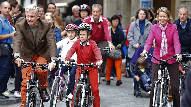 רכיבה מלכותית. מלך בלגיה והמשפחה יוצאים לסיבוב (צילום: רויטרס) (צילום: רויטרס)