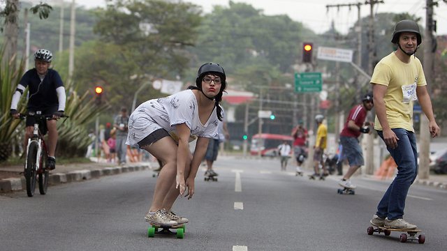 רוכבים בכיף בסאו פאולו (צילום: EPA) (צילום: EPA)
