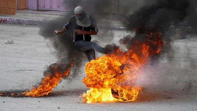 עימותים בין פלסטינים לכוחות ביטחון בעיר (צילום: EPA) (צילום: EPA)