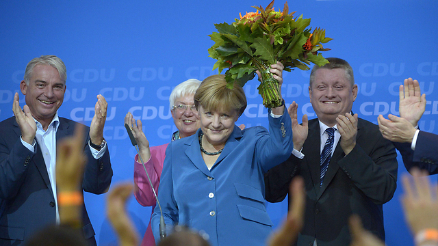 מרקל חוגגת את ניצחונה מול קהל תומכים נלהב בברלין (צילום: AFP) (צילום: AFP)