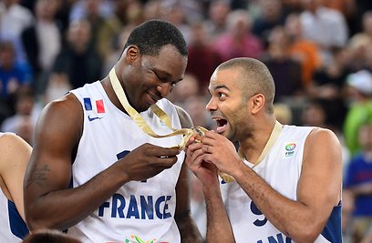 פארקר ופיאטרוס משוויצים במדליות הזהב (צילום: AFP) (צילום: AFP)