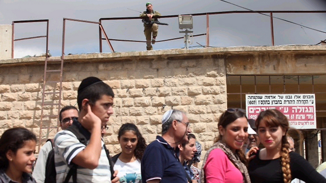 שומרים מלמעלה על הישראלים ליד מערת המכפלה, היום (צילום: אוהד צויגנברג) (צילום: אוהד צויגנברג)