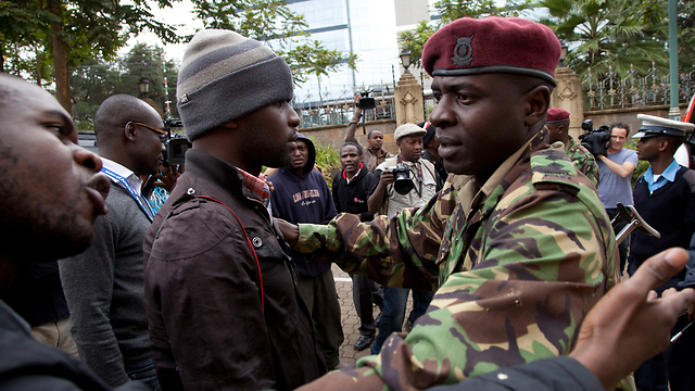 צבא קניה מחוץ למקום המתקפה (צילום: AP) (צילום: AP)