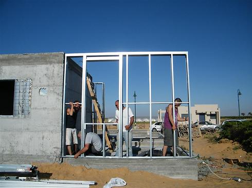 החברים שמסייעים בבנייה מקבלים "פנסיון מלא" (צילום: משפחת ציפורי) (צילום: משפחת ציפורי)
