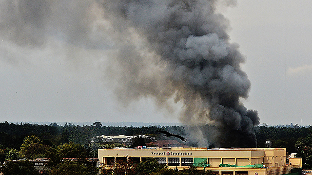כוחות הביטחון דיווחו כי כל בני הערובה שוחררו. עשן מיתמר מקניון "ווסטגייט" בניירובי (צילום: AFP) (צילום: AFP)