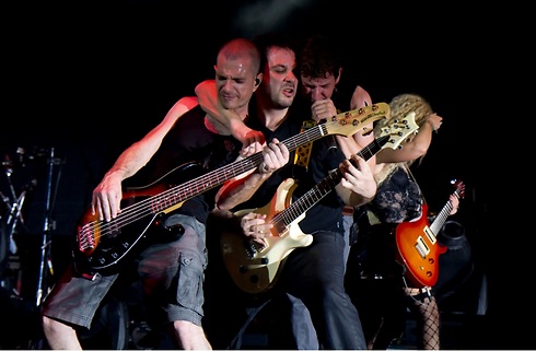 החיבוק: במהלך הופעה בקיסריה בקיץ שעבר. ניר מימון על הבס, גיא באר על הגיטרה  (צילום: נוריאל טריגובוף) (צילום: נוריאל טריגובוף)