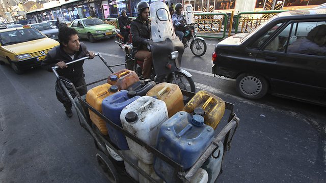 תעשיית הנפט נפגעה קשות בעקבות האמברגו הבינלאומי (צילום: AP) (צילום: AP)