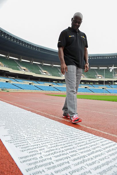 בן ג'ונסון מתבונן במסלול האתלטיקה (צילום: AFP) (צילום: AFP)