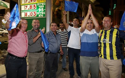 אוהדי אום אלפאחם חוגגים את הניצחון בבית הדין (צילום: ראובן שוורץ) (צילום: ראובן שוורץ)