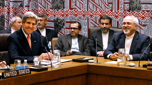 שר החוץ האיראני זריף וג'ון קרי בשולי עצרת האו"ם (צילום: AP) (צילום: AP)
