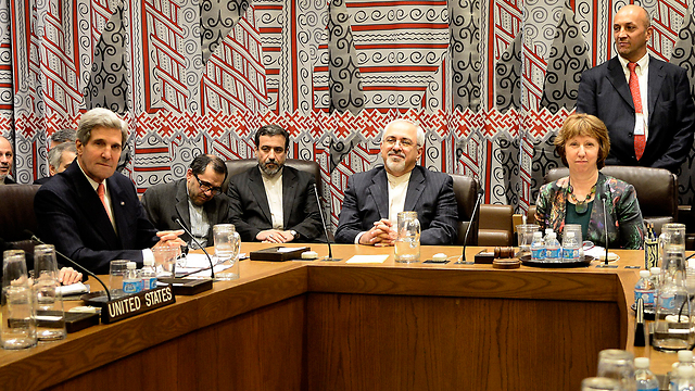 ג'ון קרי עם שר החוץ האיראני זריף בעצרת האו"ם (צילום: EPA) (צילום: EPA)