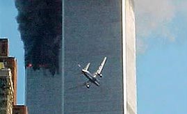 המטוס השני פוגע במגדל הדרומי ב-2001 (צילום: AP)