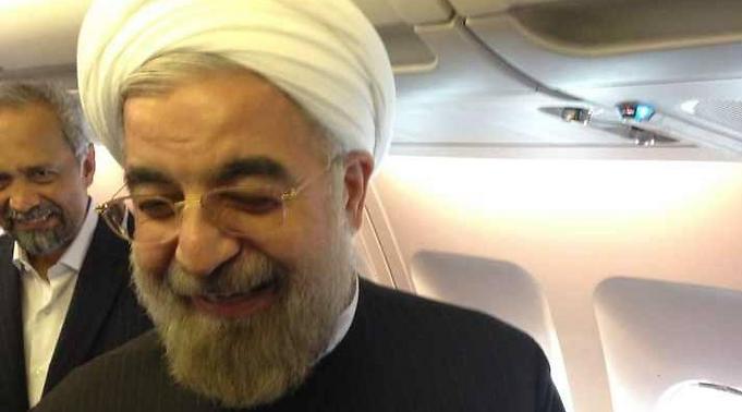 רוחאני במטוס בדרכו לאיראן. חיוך ניצחון. צילום מתוך עמוד הטוויטר של נשיא איראן ()
