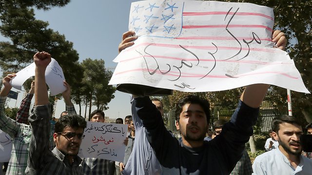 מפגין איראני שלא אהב את שיחת הטלפון (צילום: AFP) (צילום: AFP)