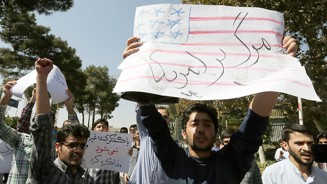 מפגינים נגד נשיא איראן בשובו לטהרן. אתגר גם מבית (צילום: AFP) (צילום: AFP)