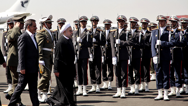 תמיכה ומחאה. נשיא איראן נוחת בטהרן (צילום: AP) (צילום: AP)