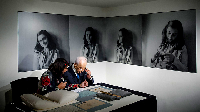 Shimon Peres at the Anne Frank museum (Photo: EPA)