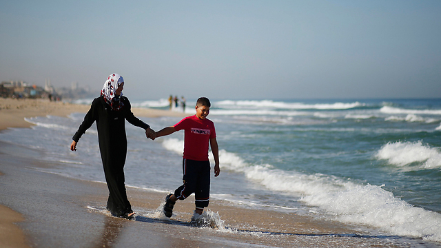 מוחמד סובוח ורעייתו טאלה בחוף הים בעזה (צילום: רויטרס) (צילום: רויטרס)