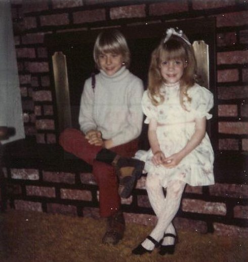 בתמונה: קוביין ואחותו, קים בבית בשנות ה-70 (צילום: AP) (צילום: AP)