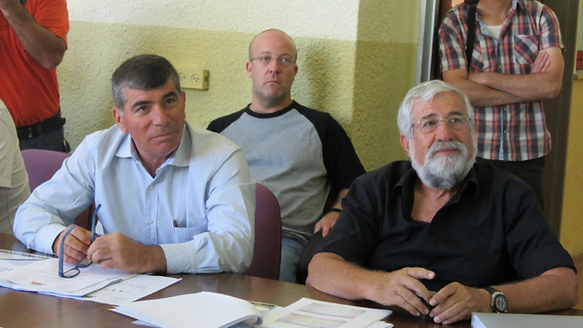 הבוגרים אלוף מיל' עמרם מצנע (משמאל) והרמטכל לשעבר גבי אשכנזי (צילום: חסן שעלאן) (צילום: חסן שעלאן)