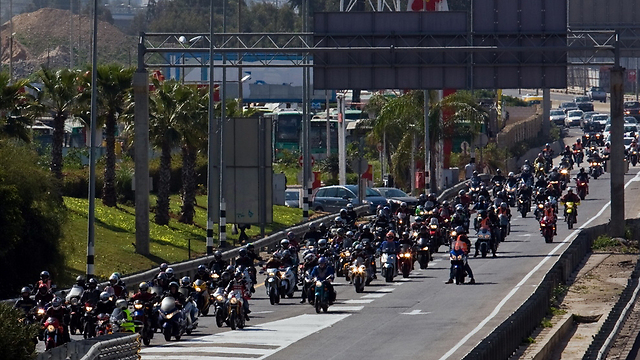 דרכו האחרונה של שביט: שיירת אופנוענים בהלווייתו (צילום: ניר אלון) (צילום: ניר אלון)