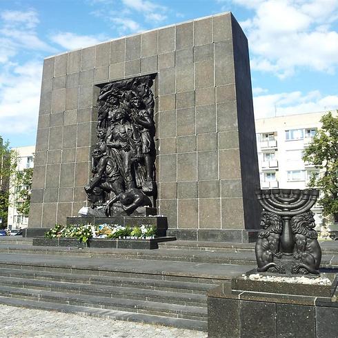 יש בה מעבר לזכרונות השואה. אנדרטת גיבורי גטו ורשה (צילום: גלעד מורג)