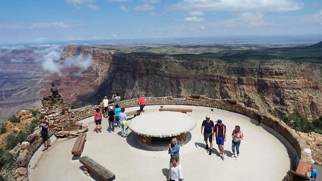 כל תייר המבקר במקום זוכר את המבט למטה. תצפית לגרנד קניון (צילום: יוסף ג'קסון) (צילום: יוסף ג'קסון)