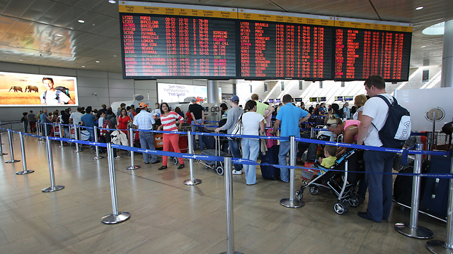 Passengers waiting at Ben-Gurion Airport (Photo: Yaron Brener)