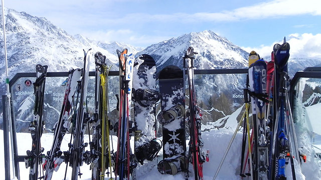 זה הזמן להכין את המגלשיים. אתר הסקי בזולדן (צילום: זיו ריינשטיין) (צילום: זיו ריינשטיין)