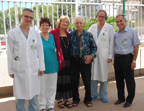 אמרי רון (שלישי מימין) חוגג לפני חודש עם רופאי בית החולים "כרמל" (צילום: בית החולים "כרמל") (צילום: בית החולים 