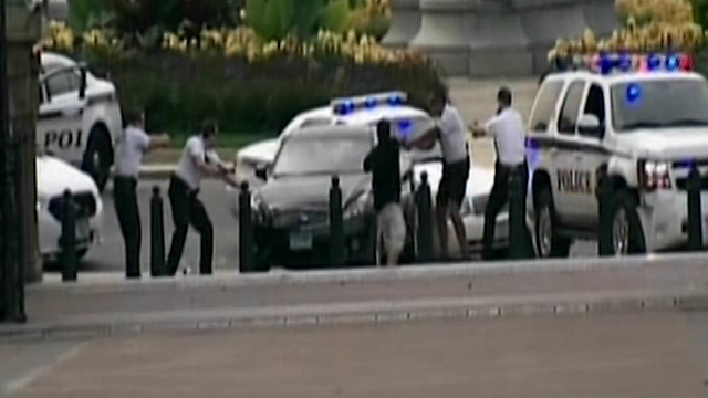 השוטרים מכתרים את הרכב השחור (צילום: רויטרס) (צילום: רויטרס)