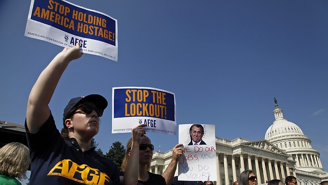 Federal government workers protest on Capitol Hill (Photo: Reuters)